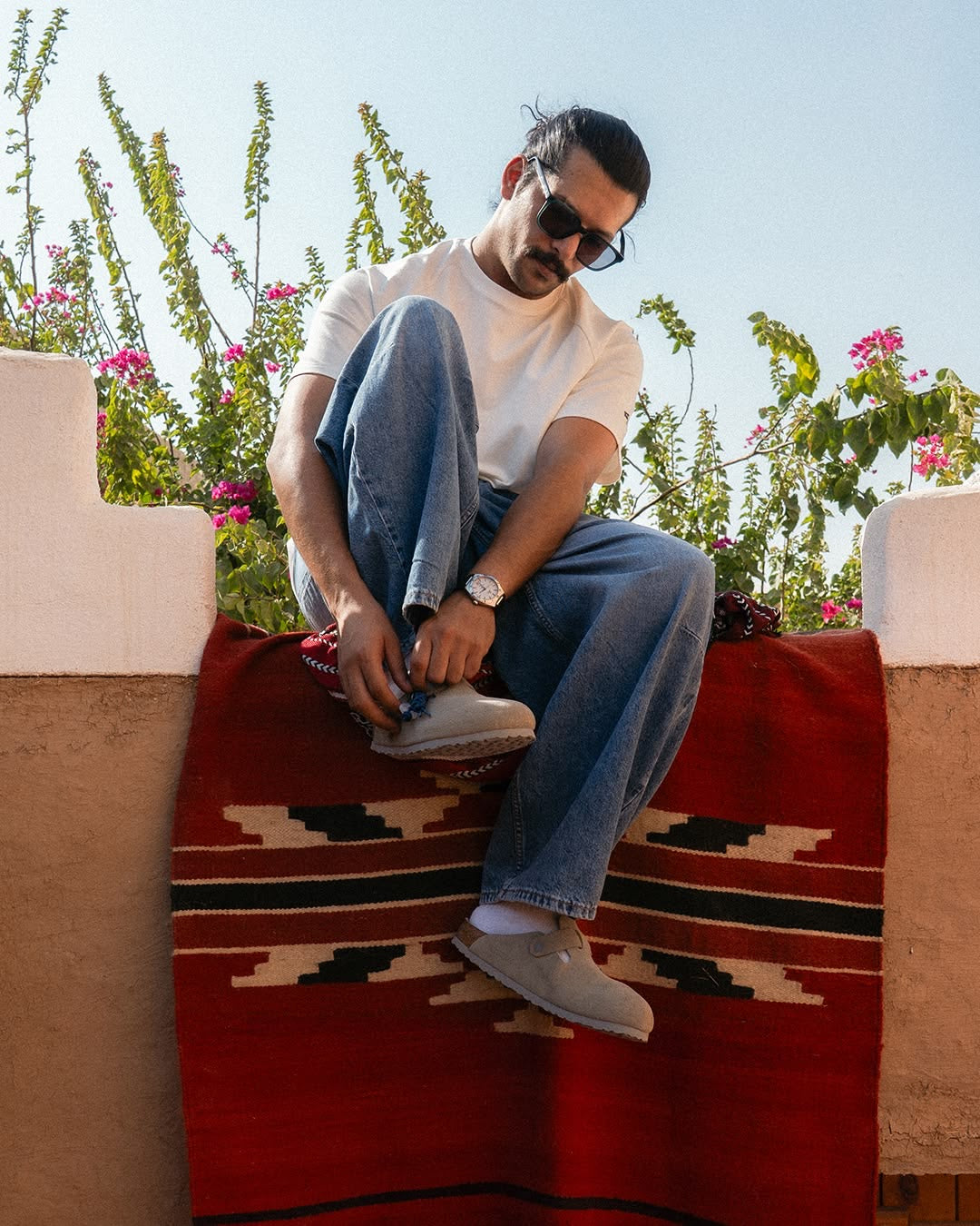 Ascobar lifestyle campaign: man wearing casual sneakers outdoors