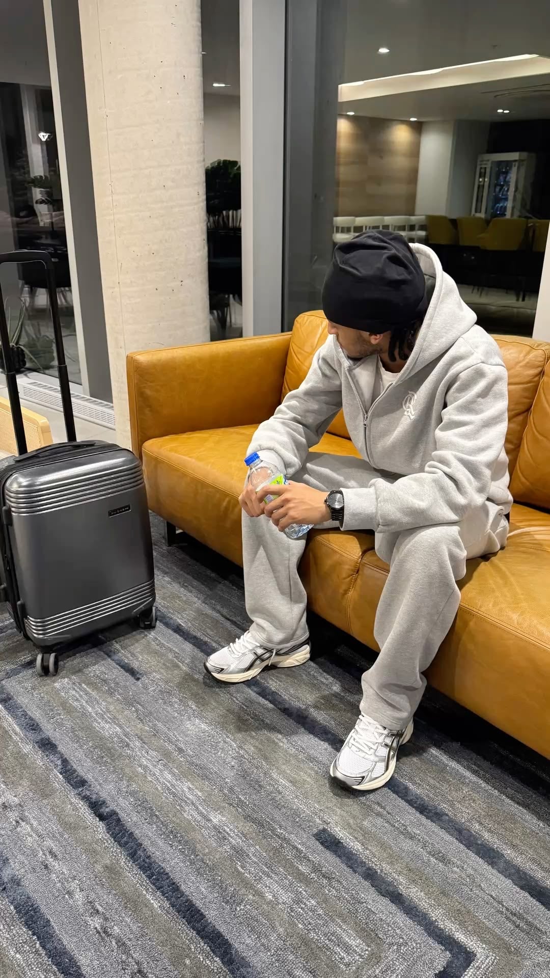 Relaxed outfit with running sneakers